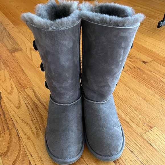 Ugg Gray Bailey Button Triple - Picture 3 of 8